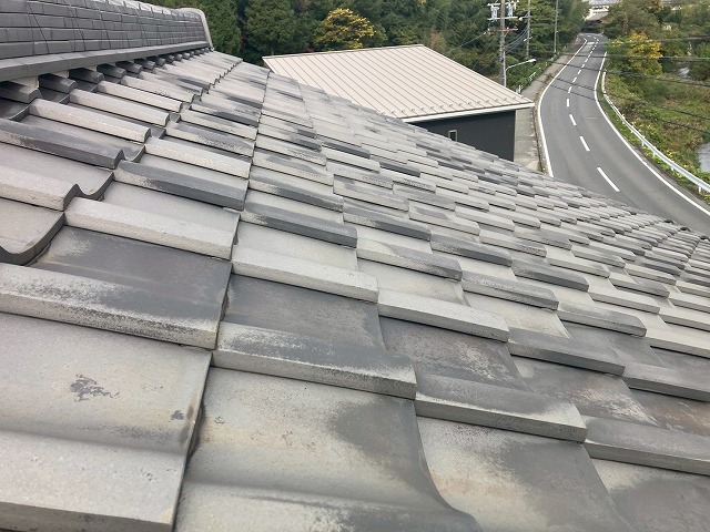 瓦屋根を横方向から確認